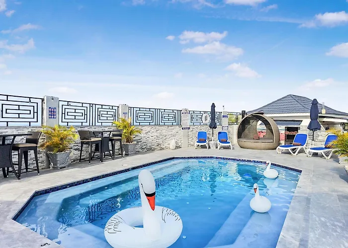 Hospitality Expert Bts 4 Pool Bar Inn *